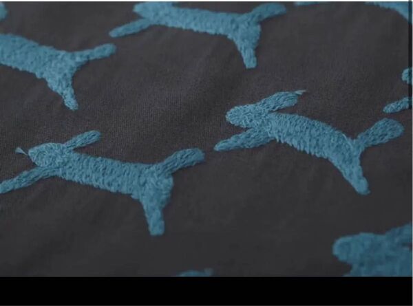 ミナペルホネン run run run 希少チャコール うさぎ兎ウサギ 刺繍生地 大きめハギレ