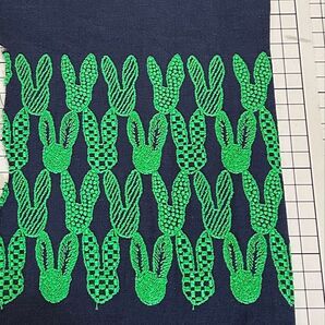 ミナペルホネン レアな pomppia ポンピア うさぎ刺繍生地 ハギレ ネイビー×グリーン