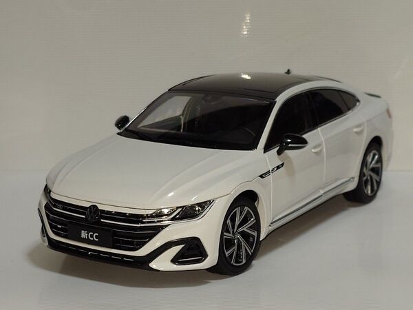 Volkswagen アルテオン 1/18 ミニカー ホワイト VW フォルクスワーゲン カラーサンプル
