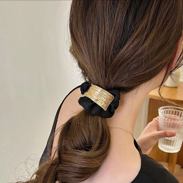 ヘアゴム ブラック シュシュ オフィス ゴールド 上品 高見え 大人女子 韓国 結婚式 おしゃれアイテム トレンド フォーマル