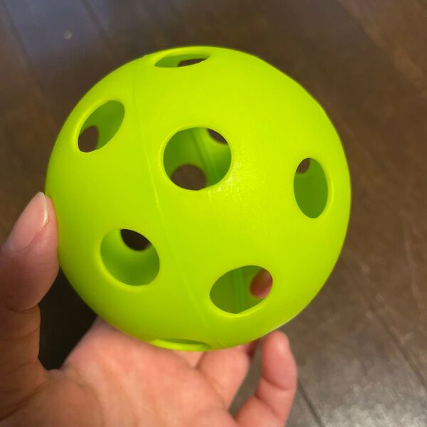 穴あきボール 黄緑色 おもちゃ