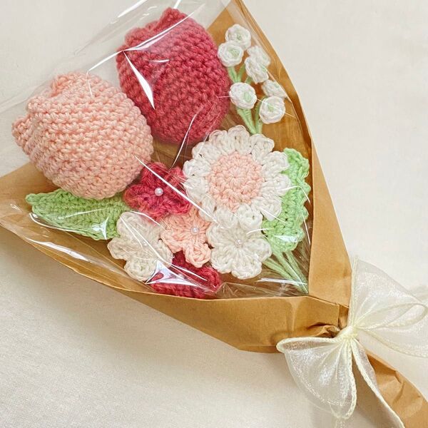 チューリップ デイジー かすみ草 ピンク 花束 編み物 枯れない花 お祝い ハンドメイド かぎ針編み