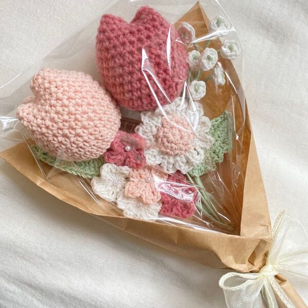 チューリップ デイジー かすみ草 ピンク 花束 編み物 枯れない花 お祝い ハンドメイド かぎ針編み