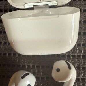 Apple AirPods 4ワイヤレスイヤホン専用ケース有り。