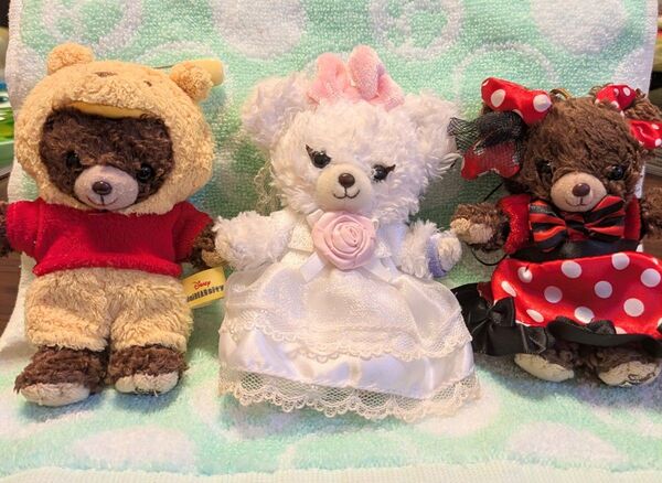 【ユニベアシティ ユニベア】 ディズニーストア コスチューム着用ぬいぐるみバッジ 3点セット プーさん ウエディングドレス ミニー
