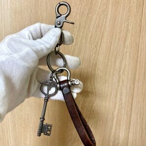 ヌメ革と合金 キーホルダー 手作り 手縫い ハンドメイド お洒落 キーホルダー