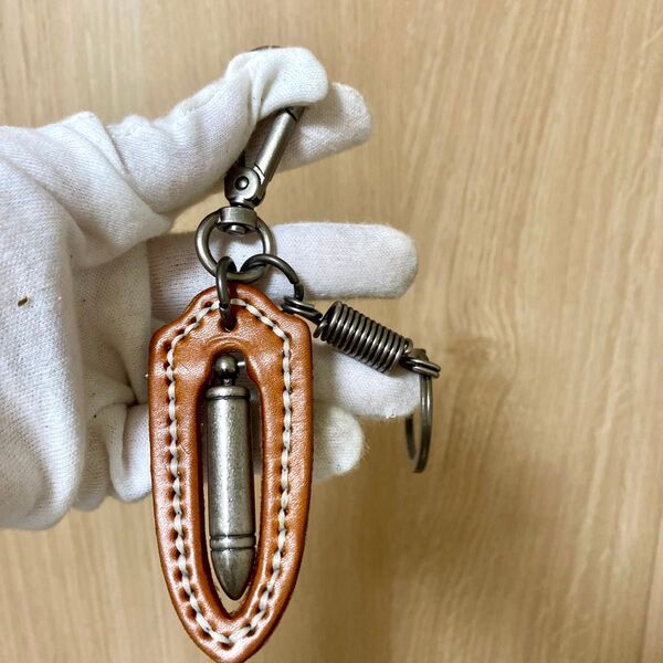 ヌメ革と合金 キーホルダー 手作り 手縫い ハンドメイド お洒落 キーホルダー