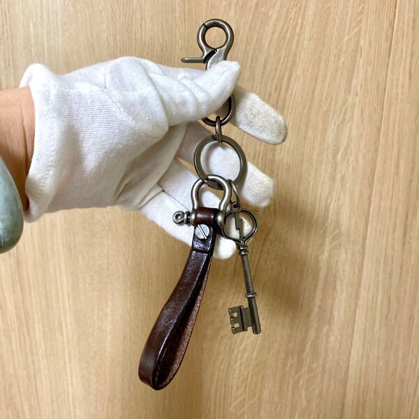 ヌメ革と合金 キーホルダー 手作り 手縫い ハンドメイド お洒落 キーホルダー