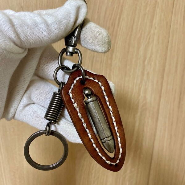 ヌメ革と合金 キーホルダー 手作り 手縫い ハンドメイド お洒落 キーホルダー
