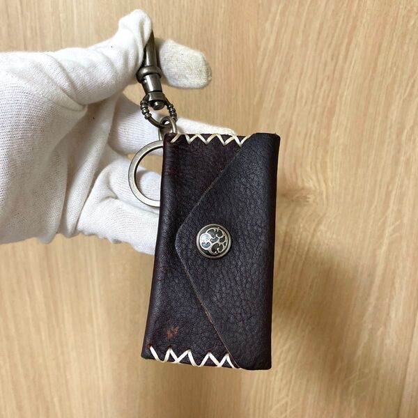 ヌメ革と合金 キーホルダー 手作り 手縫い ハンドメイド お洒落 キーホルダー 小銭入れ