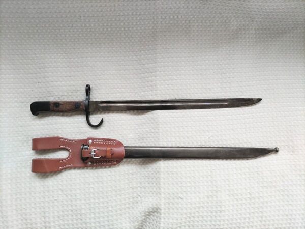【中古美品】 三十年式銃剣(サヤ付き)+革製剣差し レプリカ品 模造刀 刃無し