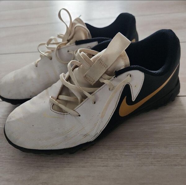 ナイキ NIKE ホワイトサッカー トレーニングシューズ 23.5cm