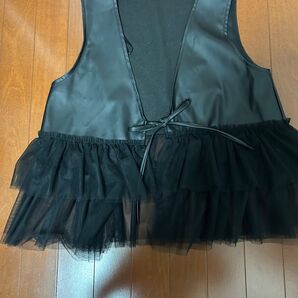 フェイクレザーベストフリル付き ブラック Lサイズ