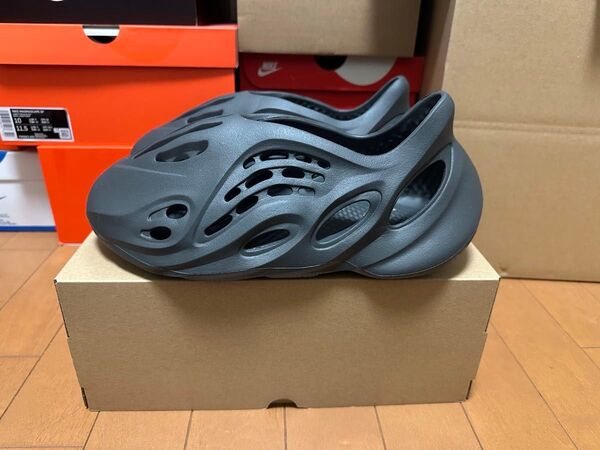 Yeezy Foam Runner carbon 27.5cm