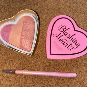MAKEUP REVOLUTION blushing hearts ハートチーク メイクアップレボリューション おまけ付き