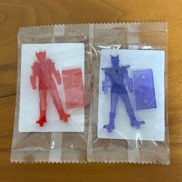 仮面ライダーチョコ 大アタリ フィギュア リキッドクリアバージョン ガヴ ヴァレン 2種 ②