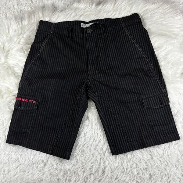 オークリー OAKLEY メンズ ゴルフハーフパンツ サイズ32 ストライプ柄 ピンクのロゴ刺繍 ストレッチ 黒系