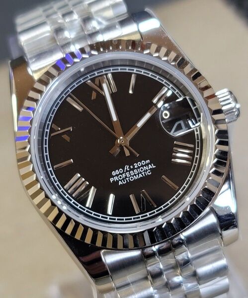 (未使用)ノーロゴ NH35 自動巻き 36mm ブラック文字盤 フルーテッドベゼル ローマ数字 シースルーバック