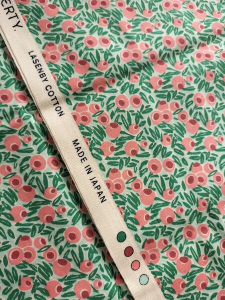 リバティプリント カットクロス 生地幅50cm 美布 綿 コットン ラセンビィ・コットン YEW BERRIES グリーン 木の実