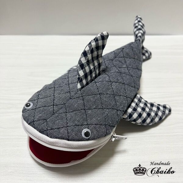 サメちゃんポーチ【ペンケースやメガネ入れにも】ハンドメイド ☆ネイビー &チェック柄