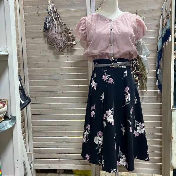 MISCH MASCH ミッシュマッシュ コーデ ノースリーブ 袖フリル サマーニットトップス 大花柄 Aラインスカート