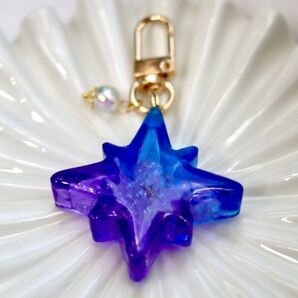99【レジンハンドメイド】ブルー→パープルグラデーション シャカシャカキーホルダー バッグチャーム 星の欠片シリーズ