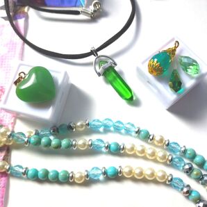 ★4品★【緑の森に眠る姫】グリーン★六角柱トップ クリスタル ネックレスセットターコイズとパールの多層ネックレス
