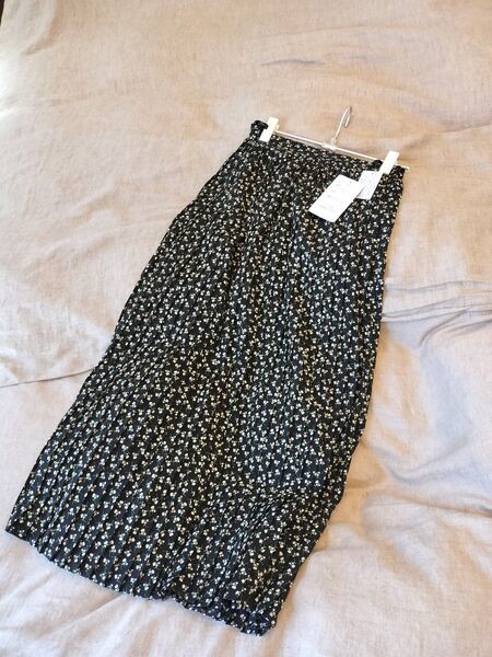 新品未使用 しまむら わたしの7dayscloset 黒花柄 ロングプリーツスカート М しまむら