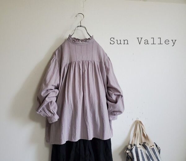 サンバレー ギャザーたっぷり 刺繍レースブラウス 立ち襟フリル