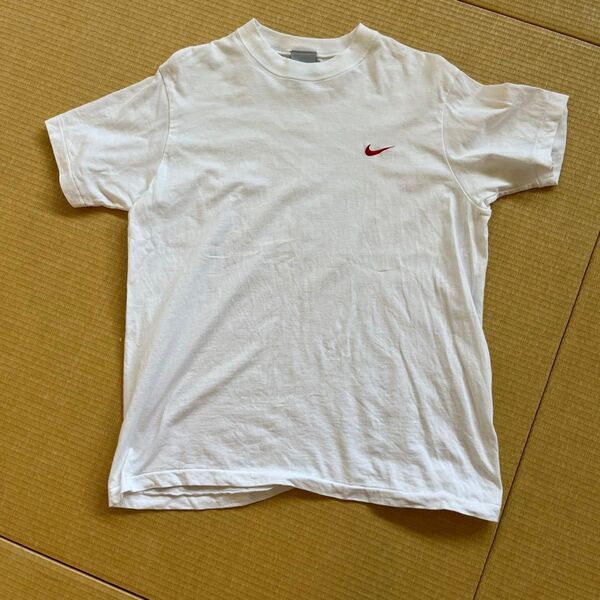 NIKE ナイキ ワンポイントロゴ刺繍 Tシャツ 白 ホワイト 古着 160 男の子 半袖