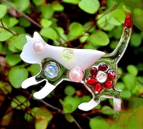 ブローチ アクセサリー 赤いお花の白猫 チャーム ピンブローチ ピンバッチ マグネット オリジナル