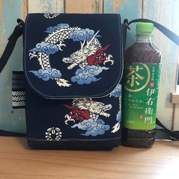 641 濃紺 龍 竜 昭和 レトロ和柄 デニム 帆布 ハンドメイド スマホポーチ