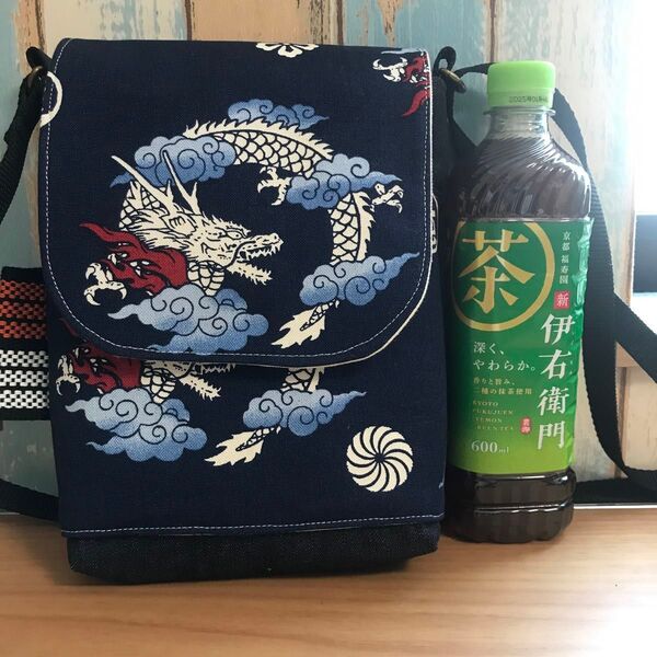 642 濃紺 龍 竜 男性 昭和 レトロ和柄 デニム 帆布 ハンドメイド スマホポーチ