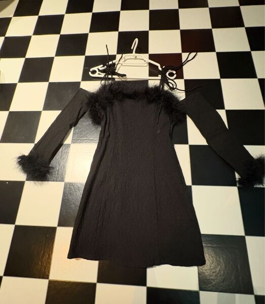 amerge fur cami mini onepiece(black)オフショルダー風ファー付きアームウォーマー付きワンピース