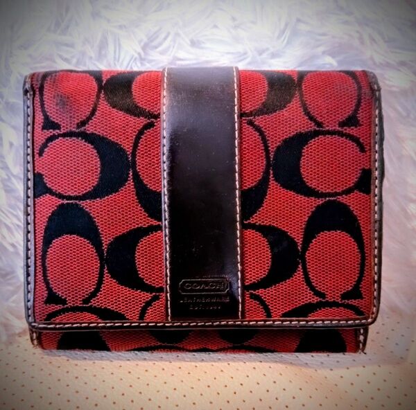 ブラウン系のピンクの柄がとてもシックでおしゃれです COACH 二つ折り財布 レッド系 キャンバス レザー シグネチャー