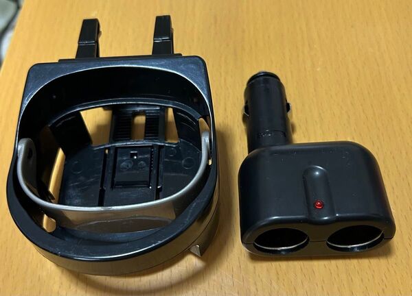 ドリンクホルダーと2連電源ソケット
