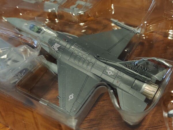 エフトイズ アクロチームコレクション F-16C ファイティングファルコン 1/144 アメリカ空軍 第35戦闘航空団 三沢基地
