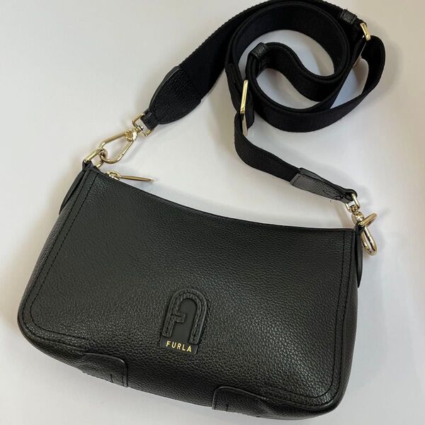 極美品 FURLA フルラ アテナ ショルダーバッグ 斜め掛け アーチロゴ 現行ロゴ レザー 黒色 ブラック