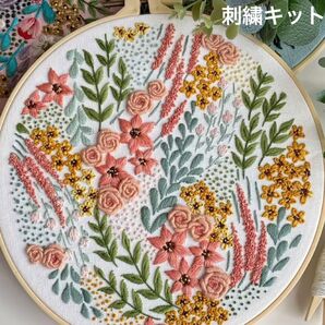 【ラスト1点】たくさんのお花でいっぱいのフランス刺繍 刺繍キット フレーム お花畑 ハンドメイド インテリア 白
