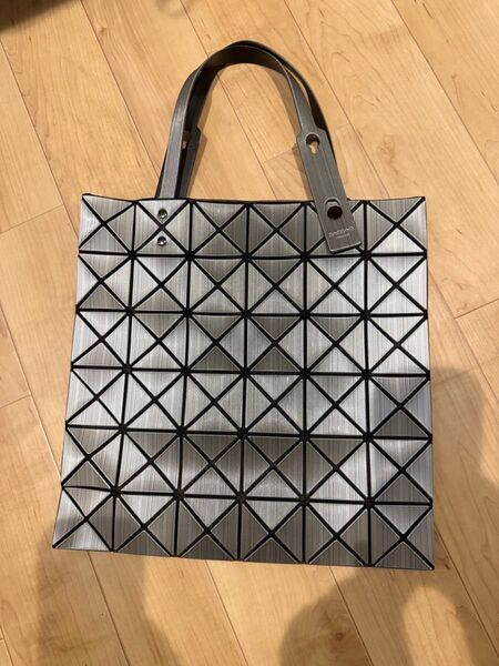 【美品】イッセイミヤケ BAOBAO LUCENT シルバー ハンドバッグカバン トートバッグ