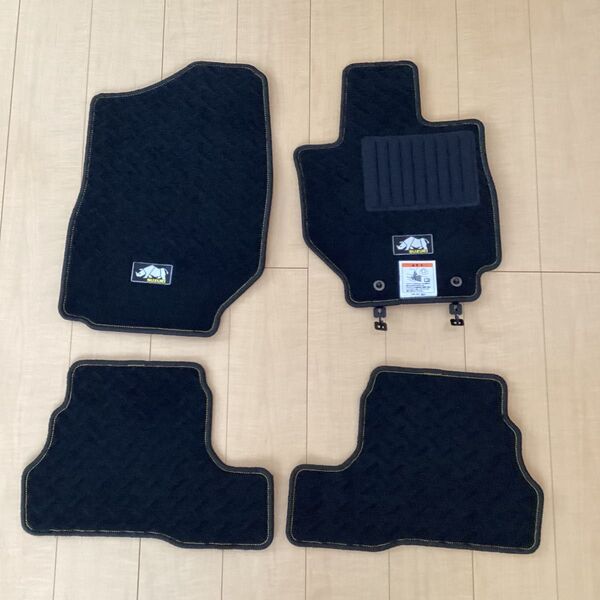 ジムニーJB64 ジムニーシエラJB74 純正フロアマット(ジュータン)(ロバスト)AT車用、BAQQ(75901ー77R30)