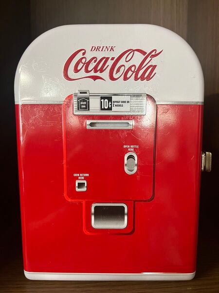 コカ・コーラの1950年代ヴィンテージスタイルの自動販売機型貯金箱