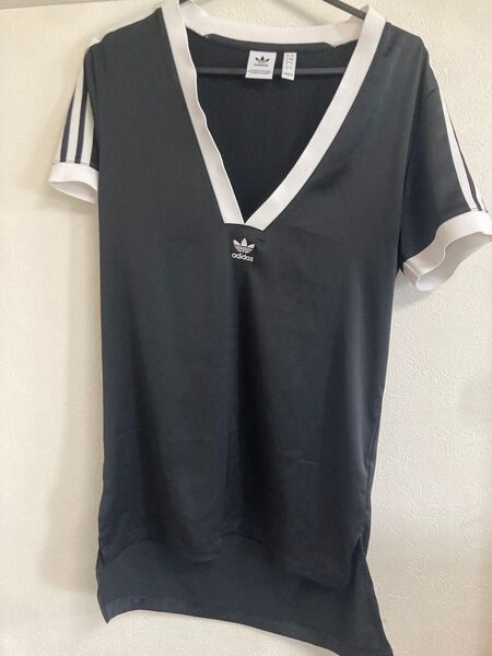 adidas Vネックチュニック