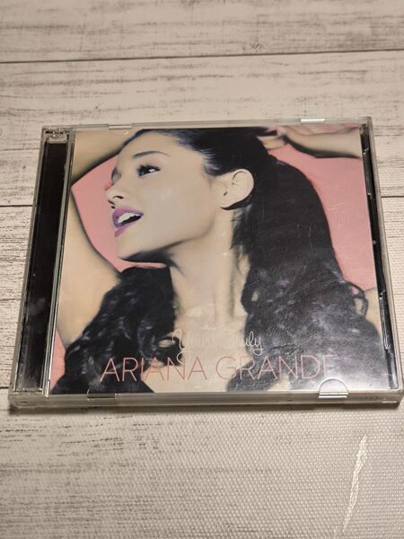 アリアナグランデ「YOURS TRULY」DVD付き