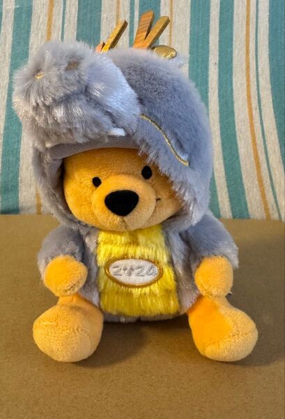 【新品未使用】ディズニー くまのプーさん ぬいぐるみバッジ2024辰年 干支 タグ付き