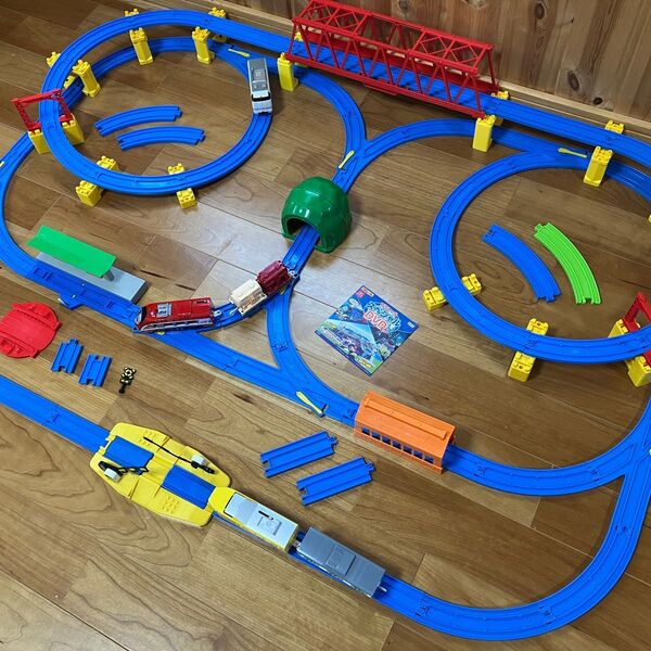 プラレール まとめ売り レイアウト 鉄橋 踏切 駅 車庫 車両 トンネル 架線柱 レール