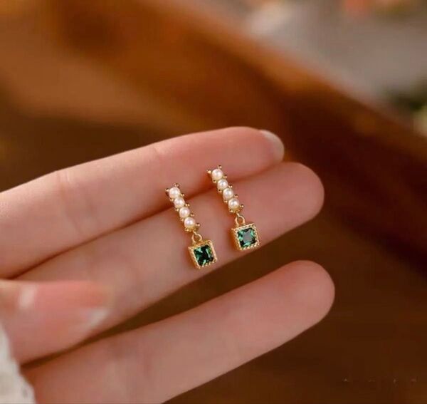 ピアス 揺れるエメラルドパール