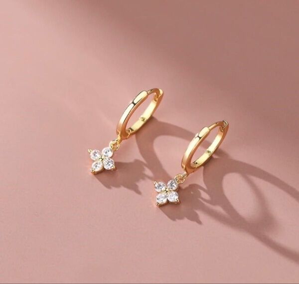 ピアス 四つ葉モチーフ ゴールド フープピアス