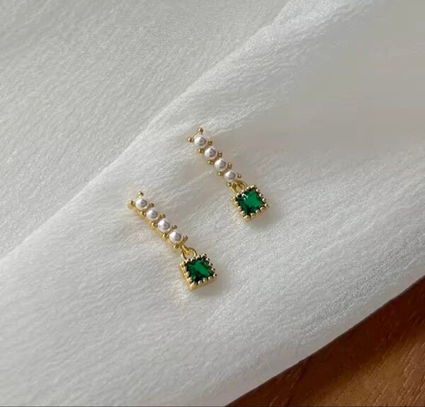 ピアス 揺れるエメラルド パール