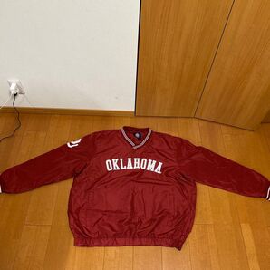 オクラホマ大学 カレッジロゴ Vネック プルオーバー ナイロンジャケット レッド XL